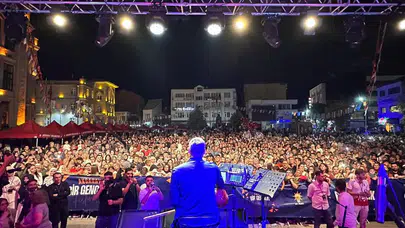 Aksaray'da Uğur Işılak rüzgarı: Gençlik Festivali'nde izdiham yaşandı