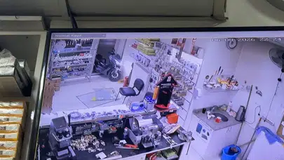 Eskişehir'de korkutan kaza: Motosiklet dükkana girdi, ortalık savaş alanına döndü