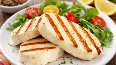 Hellim peyniri nasıl kızartılır? Tavada mı ızgarada mı yapılır, yağ konur mu, erir mi, çiğ yenir mi ve kaç dakikada pişer?