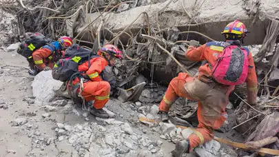 Nepal'de sel felaketi: Can kaybı 600'ü aştı, ekipler sınır bölgesine halatlarla girdi
