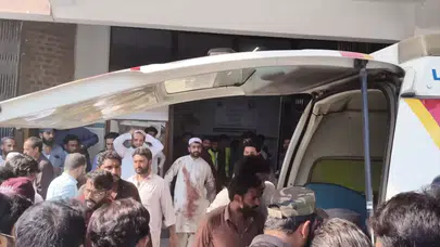 Pakistan'da cami yakınında patlamalar: 23 ölü