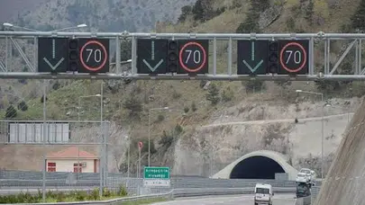 Otoyolda korkunç gece: Tünele giren otomobil tırla çarpıştı