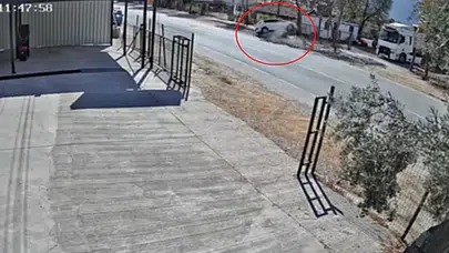 Orhangazi’de feci kaza! Otomobil kaldırıma çarpıp devrildi