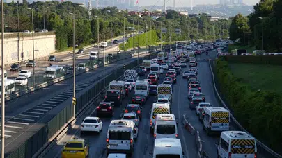 Megakentte ilk ders zili trafiğe takıldı: Yoğunluk yüzde 75'i aştı