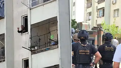 Adana'da korku dolu anlar: Elindeki el bombasıyla polisi tehdit etti