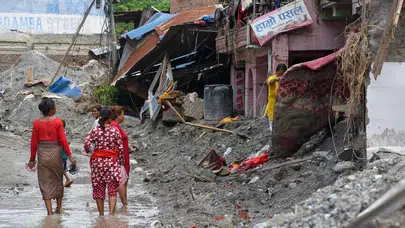 Himalayalar'da felaketin bilançosu ağırlaşıyor: Ölüm kalım savaşı sürüyor