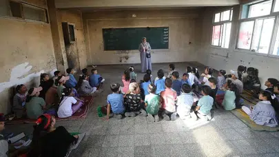 Üç yıllık kayıp bir kuşağı tehdit ediyor: Gazze'de çadırlarda eğitim mücadelesi