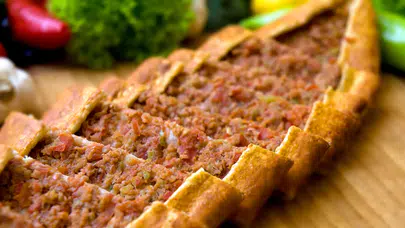 Kıymalı pide hamuru nasıl yapılır? Hamuru kaç dakika mayalanır, sulu kıymalı pide nasıl pişirilir, fırında kaç derecede pişer, kenarları sertleşmeden nasıl yumuşatılır?