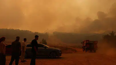 Antalya'da kabus sürüyor: Rüzgarın sürüklediği yangına dev hava operasyonu