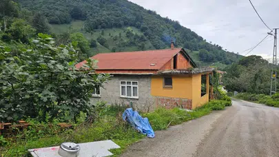 'Evde oturulmuyor, 9 yerden deldik': Artvin'de iki katlı evin altından su çıkıyor