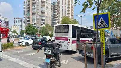 Adana'da üst geçitten düşen genç minibüsün çarpmasıyla öldü