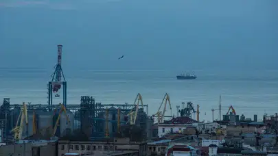 Rusya Ukrayna'ya ait askeri gemi ve tesisleri hedef aldı