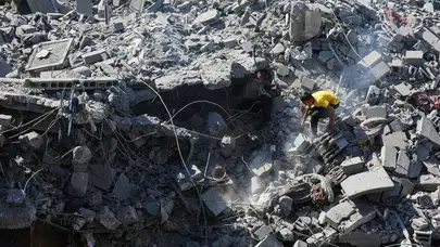 Gazze'de İsrail saldırılarında hasar alan 6 katlı bina çöktü: 11 şehit, 14 yaralı