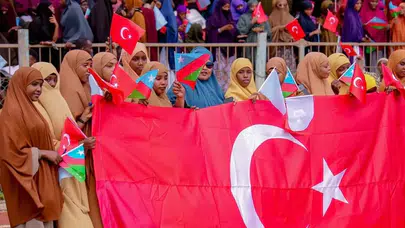 Somali'den Türkiye'ye vefa gösterisi: Meydanlar Türk bayraklarıyla doldu taştı