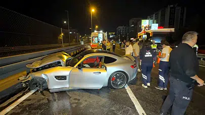 Gece saatlerinde D-100’de kaza: Otomobil bariyerlere çarptı