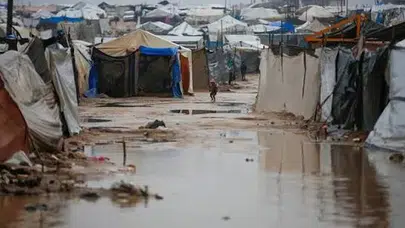 Gazze'de mevsimin ilk yağmuru çadır kentleri sular altında bıraktı