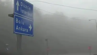 D-100 Bolu Dağı geçişinde sis trafiği olumsuz etkiliyor