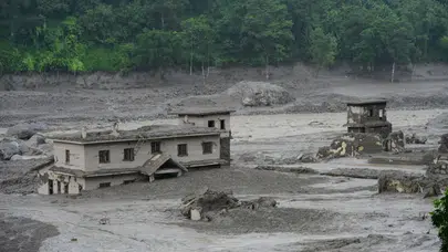 Nepal'de buzul felaketi: Can kaybı 987'ye yükseldi, binlerce kişi aranıyor