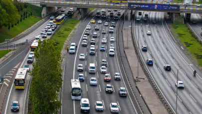 İstanbul'da sabah trafiği kilitlendi! bazı yollar durma noktasında