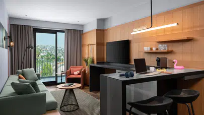 İzmir’in yeni kıyısında yeni bir dönem: Moxy İzmir kapılarını açıyor