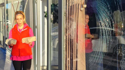 İki kız kardeşin iş yerine gece baskını: 'Bugün taş, yarın kurşun olur'