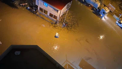 Yollar göle döndü araçlar mahsur kaldı!