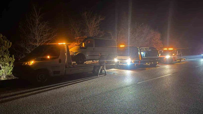 Aracından indi, facia saniyelerle geldi: Afyonkarahisar'da kaza üstüne kaza!