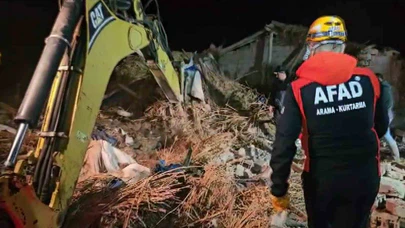 Çatıda biriken kar felaketi getirdi... Aksaray'da mandıra çöktü, hayvanlar telef oldu!