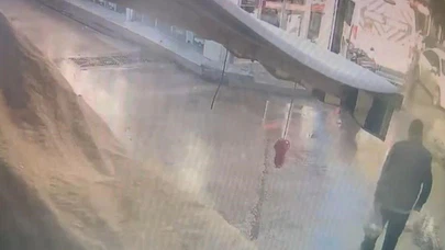 Saniyelerle hayatta kaldı: Otomobilin çarptığı yaşlı adam metrelerce savruldu!