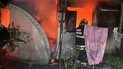 Depremzedenin umut evi yandı: Konteyner ve çadırdan geriye külleri kaldı...