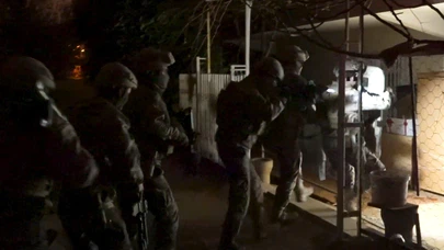 Ruhsatsız silahlar sıra sıra dizildi... Antalya’da ev aradılar, suç kataloğu buldular!