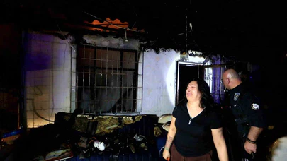 Evi cayır cayır yandı, kadın göz yaşlarını tutamadı: Antalya'da gecekondu yangını!