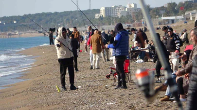 Türkiye donarken... Manavgat’ta güneş yüzünü gösterdi, sahiller dolup taştı!
