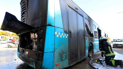 Antalya trafiğinde korku filmi! Halk otobüsü değil, ateş kapanı...