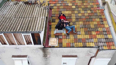 Balıkesir’de bedava adrenalin dağıtıldı: Çatıdan çatıya geçti, hayatı için pazarlığa oturdu!