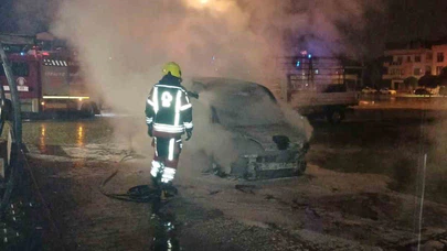 Balıkesir’de gece yarısı yangını: Hafif ticari araç küle döndü!