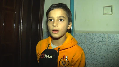 Minik Ahmet ambulansa yol vermek için trafiği kesti... 'Bir can daha sönmesin diye'!