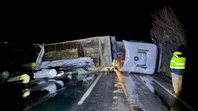 Bilecik’te tır kontrolden çıktı…Facia ucuz atlatıldı, yol trafiğe kapandı!