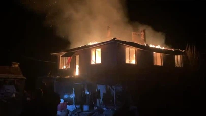 Alevler gecenin karanlığını aydınlattı: Bursa’da eski muhtarın evi küle döndü!