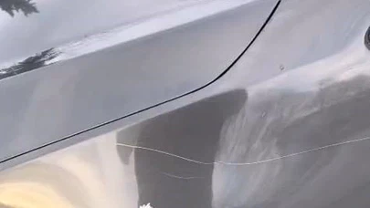 Elinde kesici alet, yüzünde umursamazlık: Gece yarısı vandalının sokak şovu kameralara böyle yansıdı...