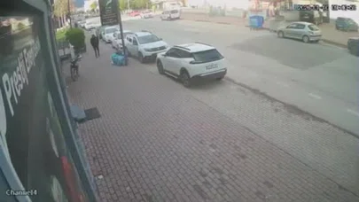 İnegöl'de şiddetli lodos tehlike saçtı: Kopan tabela vatandaşı saniyelerle teğet geçti!