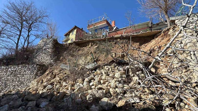 Duvar dayanamadı, araçlar altında kaldı... Denizli’de park yerine moloz servisi!