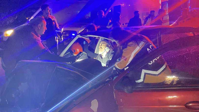 Çorum yolu kan gölüne döndü: Demir yığınına dönen araçlar, hastaneye koşan hayatlar!