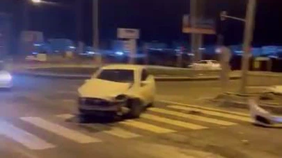 Diyarbakır’da geceyi kana bulayan kaza! Transit refüje çıktı...