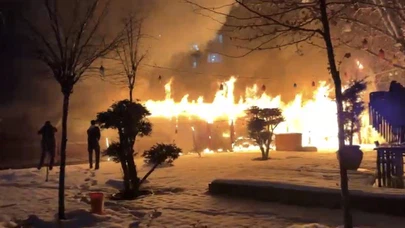 Dumanlar yükseldi, kahveler yarım kaldı... Cehenneme dönen kafede müşteriler can havliyle kaçtı!