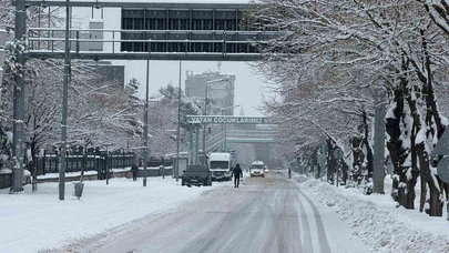 Kar Diyarbakır’ı esir aldı… Yoğun yağışla kentte hayat durma noktasına geldi!