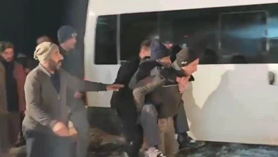 Karın susturduğu yolları insanlık açtı: 90 yaşındaki hasta sırtta sağlık ekibine ulaştırıldı