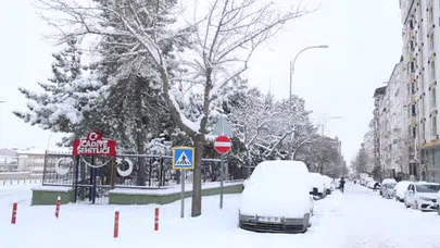 Elazığ’da kar şehri yuttu... Araçlar kayboldu, kar kalınlığı 20 santimetreyi buldu!