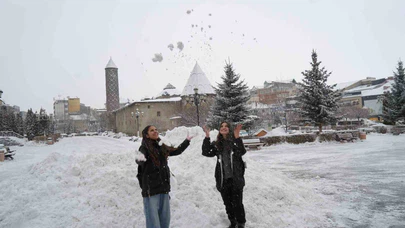 Erzurum’u masalsı kar görüntüsü sardı... 4 ilçede hayat durdu, kent sessizliğe büründü!
