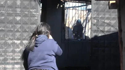 Alevler evi aldı, küçük bir yüreği yaktı! Gözyaşlarının yangına karıştığı o anlar kalpleri sızlattı...